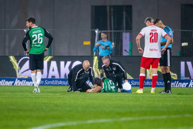 Romario Roesch (SC Preussen Muenster, 43) wird von Betreuern versorgt GER, SC Preussen Muenster vs. Rot-Weiss Essen, Fussball, 3. Liga, 8. Spieltag, Spielzeit 2026 2027, 09.10.2026 DFL Regulations prohibit any use of photographers as image sequences and or quasi-video. GER, SC Preussen Muenster vs. Rot-Weiss Essen, Fussball, 3. Liga, 8. Spieltag, Spielzeit 2026 2027, 09.10.2026 Muenster Copyright: xEibner-Pressefoto JanxRollingerx EP_JSK