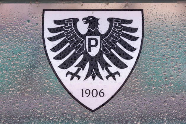 Logo des SC Preussen Muenster im Regen GER, SC Preussen Muenster vs. Rot-Weiss Essen, Fussball, 3. Liga, 8. Spieltag, Spielzeit 2026 2027, 09.10.2026 DFL Regulations prohibit any use of photographers as image sequences and or quasi-video. GER, SC Preussen Muenster vs. Rot-Weiss Essen, Fussball, 3. Liga, 8. Spieltag, Spielzeit 2026 2027, 09.10.2026 Muenster Copyright: xEibner-Pressefoto JanxRollingerx EP_JSK
