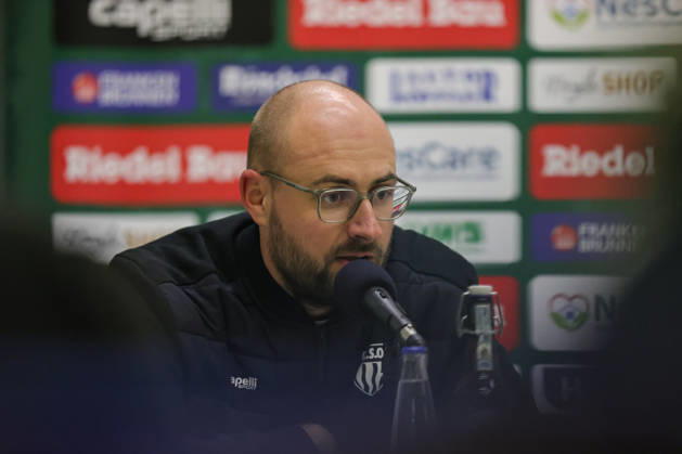 09.10.2026, Fußball, Herren, Regionalliga Bayern, Saison 2026 2027, 13. Spieltag: FC Schweinfurt 05 - SC Eltersdorf Trainer Jan Gernlein (FC Schweinfurt 05) auf der Pressekonferenz, Einzelbild Schweinfurt Riedel-Bau-Arena im Sachs-Stadio Bayern Unterfranken Deutschland