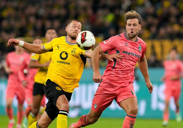 Waldemar Anton (Borussia Dortmund, 3) im Zweikampf mit Niclas Fuellkrug (SV Werder Bremen, 10). GER, Borussia Dortmund vs SV Werder Bremen, 1. Bundesliga, 5. Spieltag, Saison 2026-27, SIGNAL IDUNA PARK, Dortmund, 09.10.2026 DFL REGULATIONS PROHIBIT ANY USE OF PHOTOGRAPHS AS IMAGE SEQUENCES AND OR QUASI-VIDEO Borussia Dortmund vs SV Werder Bremen, 1. Bundesliga, 5. Spieltag, Saison 2026-27, 09.10.2026 Dortmund Copyright: xEibner-Pressefoto ScottxColemanx EP_SCN