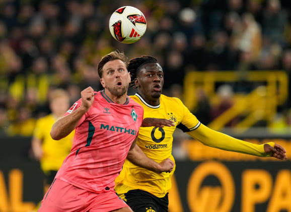 Niclas Fuellkrug (SV Werder Bremen, 10) gegen Joane Gadou (Borussia Dortmund, 22) GER, Borussia Dortmund vs SV Werder Bremen, 1. Bundesliga, 5. Spieltag, Saison 2026-27, SIGNAL IDUNA PARK, Dortmund, 09.10.2026 DFL REGULATIONS PROHIBIT ANY USE OF PHOTOGRAPHS AS IMAGE SEQUENCES AND OR QUASI-VIDEO Borussia Dortmund vs SV Werder Bremen, 1. Bundesliga, 5. Spieltag, Saison 2026-27, 09.10.2026 Dortmund Copyright: xEibner-Pressefoto ScottxColemanx EP_SCN