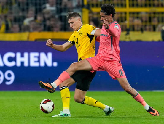 Nico Schlotterbeck (Borussia Dortmund, 4) im Zweikampf mit Eren Dinkci (SV Werder Bremen, 18) GER, Borussia Dortmund vs SV Werder Bremen, 1. Bundesliga, 5. Spieltag, Saison 2026-27, SIGNAL IDUNA PARK, Dortmund, 09.10.2026 DFL REGULATIONS PROHIBIT ANY USE OF PHOTOGRAPHS AS IMAGE SEQUENCES AND OR QUASI-VIDEO Borussia Dortmund vs SV Werder Bremen, 1. Bundesliga, 5. Spieltag, Saison 2026-27, 09.10.2026 Dortmund Copyright: xEibner-Pressefoto ScottxColemanx EP_SCN