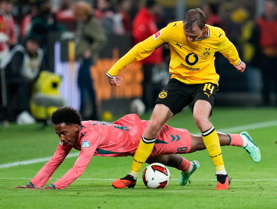 Maximilian Beier (Borussia Dortmund, 14) im Zweikampf mit Paul Erevbenagie (SV Werder Bremen, 38). GER, Borussia Dortmund vs SV Werder Bremen, 1. Bundesliga, 5. Spieltag, Saison 2026-27, SIGNAL IDUNA PARK, Dortmund, 09.10.2026 DFL REGULATIONS PROHIBIT ANY USE OF PHOTOGRAPHS AS IMAGE SEQUENCES AND OR QUASI-VIDEO Borussia Dortmund vs SV Werder Bremen, 1. Bundesliga, 5. Spieltag, Saison 2026-27, 09.10.2026 Dortmund Copyright: xEibner-Pressefoto ScottxColemanx EP_SCN