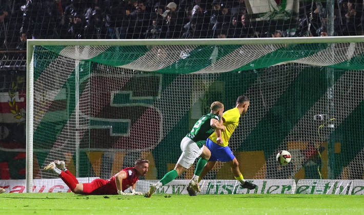 Leipzig, 09.10.2026, Alfred-Kunze-Sportpark, Fußball, Regionalliga NO, Spieltag 12 , BSG Chemie Leipzig vs. FSV 63 Luckenwalde , Tor für Luckenwalde zum 0:1! Im Bild: Torschütze . Lucas Will ( re.10, Luckenwalde), trifft ,