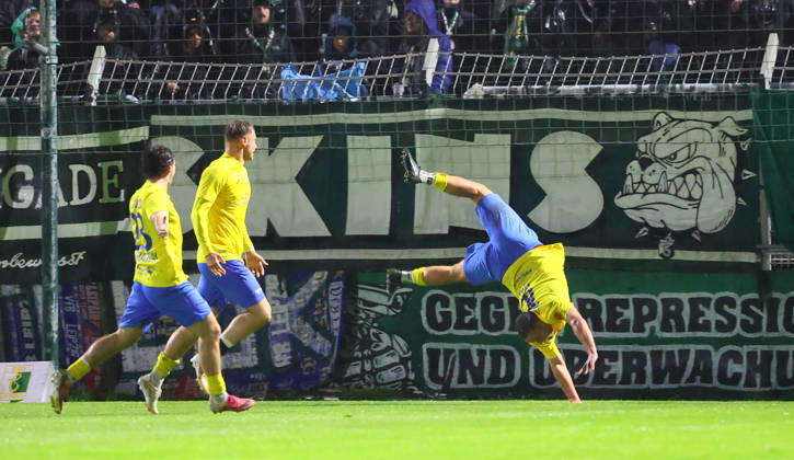 Leipzig, 09.10.2026, Alfred-Kunze-Sportpark, Fußball, Regionalliga NO, Spieltag 12 , BSG Chemie Leipzig vs. FSV 63 Luckenwalde , Tor für Luckenwalde zum0:1! Im Bild: Torschütze . Lucas Will ( 10, Luckenwalde), Torjubel ,