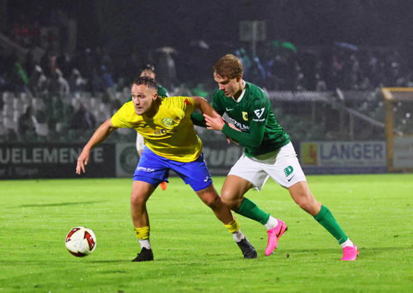 Leipzig, 09.10.2026, Alfred-Kunze-Sportpark, Fußball, Regionalliga NO, Spieltag 12 , BSG Chemie Leipzig vs. FSV 63 Luckenwalde , Im Bild v.l.: Lucas Will ( 10, Luckenwalde)und Darijan Silic (22, Chemie ,