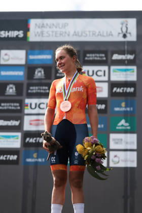 2026 UCI Gravel World Championships Picture by James Raison SWpix.com - 10 10 2026 - Cycling - 2026 UCI Gravel World Championships - Nannup, Western Australia, Australia - Women™s Elite Podium - Larissa Hartog (Netherlands) receiving the Bronze Medal Copyright: x xSWpix.comx(t axPhotographyxHubxLtd)xJamesxRaison SWpix.comx SWP-3030-24176