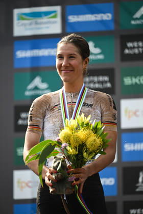 2026 UCI Gravel World Championships Picture by Zac Williams SWpix.com - 10 10 2026 - Cycling - 2026 UCI Gravel World Championships - Nannup, Western Australia, Australia - Women™s Elite Podium - Rosa Klöser (Germany) receiving the Silver Medal Copyright: x xSWpix.comx(t axPhotographyxHubxLtd)xZacxWilliams SWpix.comx SWP-3030-24184