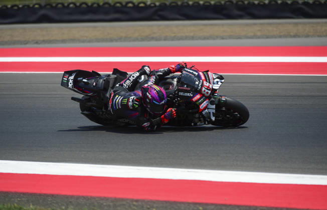 (261010) -- LOMBOK, Oct. 10, 2026 -- Aprilia Racing s Jorge Martin of Spain races during the qualifying 2 at the Pertamina Grand Prix of Indonesia 2026 at Mandalika International circuit in Lombok, Indonesia, Oct. 10, 2026. ) (SP)INDONESIA-LOMBOK-MOTOGP-GRAND PRIX OF INDONESIA-QUALIFYING 2 Zulkarnain 