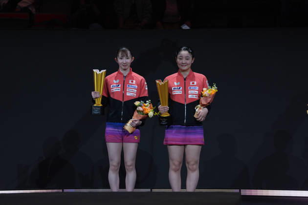 (261010) -- BEIJING, Oct. 10, 2026 -- Runners-up Harimoto Miwa (R) Hayata Hina of Japan hold their trophies during the awarding ceremony after the women s doubles final match against Wang Manyu Kuai Man of China at 2026 World Table tennis, Tischtennis (WTT) China Smash in Beijing, China, Oct. 10, 2026. ) (SP)CHINA-BEIJING-TABLE TENNIS-WTT-CHINA SMASH-WOMEN S DOUBLES (CN) XiexHan 