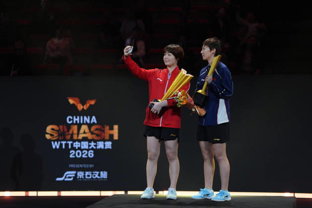 (261010) -- BEIJING, Oct. 10, 2026 -- Champions Wang Manyu(R) Kuai Man of China take a selfie with their trophies during the awarding ceremony after the women s doubles final match against Harimoto Miwa Hayata Hina of Japan at 2026 World Table tennis, Tischtennis (WTT) China Smash in Beijing, China, Oct. 10, 2026. ) (SP)CHINA-BEIJING-TABLE TENNIS-WTT-CHINA SMASH-WOMEN S DOUBLES (CN) XiexHan 