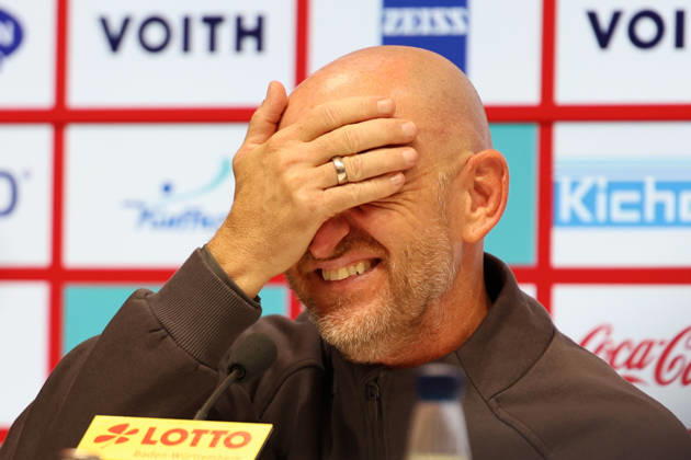09.10.2026, xrekx, Fussball 2.Bundesliga, 1.FC Heidenheim - 1.FC Kaiserslautern v.l. Pressekonferenz Torsten Lieberknecht Trainer (1.FC Kaiserslautern) lacht, laechelt, positiv, zufrieden, laughs, smiles, positive, satisfied (DFL DFB REGULATIONS PROHIBIT ANY USE OF PHOTOGRAPHS as IMAGE SEQUENCES and or QUASI-VIDEO) Heidenheim