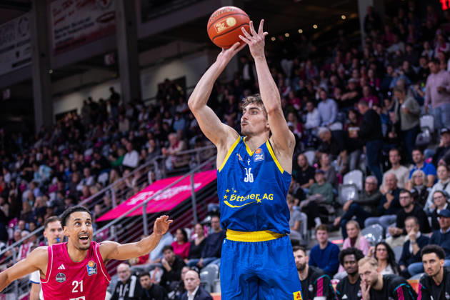 easyCredit Basketball Bundesliga, Telekom Baskets Bonn vs. Science City Jena, 09.10.2026 Kristofer Krause (Science City Jena 36) und Joel Aminu (Telekom Baskets Bonn 21) -- easyCredit Basketball Bundesliga, Telekom Baskets Bonn vs. Science City Jena, 09.10.2026, Telekom Dome Bonn Copyright: xBEAUTIFULxSPORTS Derixx