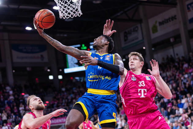 easyCredit Basketball Bundesliga, Telekom Baskets Bonn vs. Science City Jena, 09.10.2026 Sacar Anim (Science City Jena 15) und Patrick Heckmann (Telekom Baskets Bonn 33) -- easyCredit Basketball Bundesliga, Telekom Baskets Bonn vs. Science City Jena, 09.10.2026, Telekom Dome Bonn Copyright: xBEAUTIFULxSPORTS Derixx