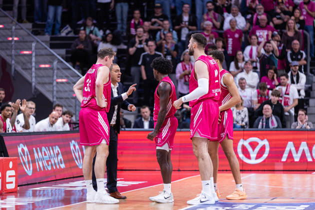 easyCredit Basketball Bundesliga, Telekom Baskets Bonn vs. Science City Jena, 09.10.2026 Kleine Ansprache von Marko Stankovic (Telekom Baskets Bonn - Headcoach) im Spiel -- easyCredit Basketball Bundesliga, Telekom Baskets Bonn vs. Science City Jena, 09.10.2026, Telekom Dome Bonn Copyright: xBEAUTIFULxSPORTS Derixx