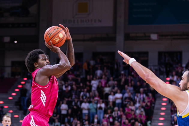 easyCredit Basketball Bundesliga, Telekom Baskets Bonn vs. Science City Jena, 09.10.2026 John-Michael Wright (Telekom Baskets Bonn 1) aus der Distanz -- easyCredit Basketball Bundesliga, Telekom Baskets Bonn vs. Science City Jena, 09.10.2026, Telekom Dome Bonn Copyright: xBEAUTIFULxSPORTS Derixx
