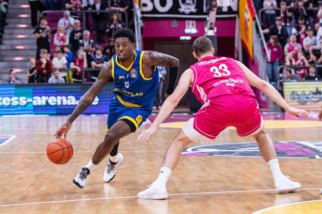 easyCredit Basketball Bundesliga, Telekom Baskets Bonn vs. Science City Jena, 09.10.2026 Sacar Anim (Science City Jena 15) und Patrick Heckmann (Telekom Baskets Bonn 33) -- easyCredit Basketball Bundesliga, Telekom Baskets Bonn vs. Science City Jena, 09.10.2026, Telekom Dome Bonn Copyright: xBEAUTIFULxSPORTS Derixx
