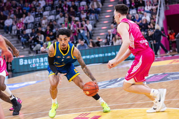 easyCredit Basketball Bundesliga, Telekom Baskets Bonn vs. Science City Jena, 09.10.2026 Terrence Edwards (Science City Jena 5) und Grayson Murphy (Telekom Baskets Bonn 7) -- easyCredit Basketball Bundesliga, Telekom Baskets Bonn vs. Science City Jena, 09.10.2026, Telekom Dome Bonn Copyright: xBEAUTIFULxSPORTS Derixx