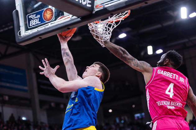 easyCredit Basketball Bundesliga, Telekom Baskets Bonn vs. Science City Jena, 09.10.2026 Christian Skladanowski (Science City Jena 10) und Jeff Garrett (Telekom Baskets Bonn 4) -- easyCredit Basketball Bundesliga, Telekom Baskets Bonn vs. Science City Jena, 09.10.2026, Telekom Dome Bonn Copyright: xBEAUTIFULxSPORTS Derixx
