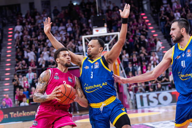 easyCredit Basketball Bundesliga, Telekom Baskets Bonn vs. Science City Jena, 09.10.2026 Alijah Comithier (Telekom Baskets Bonn 2) und Jemarl Baker Jr. (Science City Jena 3) -- easyCredit Basketball Bundesliga, Telekom Baskets Bonn vs. Science City Jena, 09.10.2026, Telekom Dome Bonn Copyright: xBEAUTIFULxSPORTS Derixx