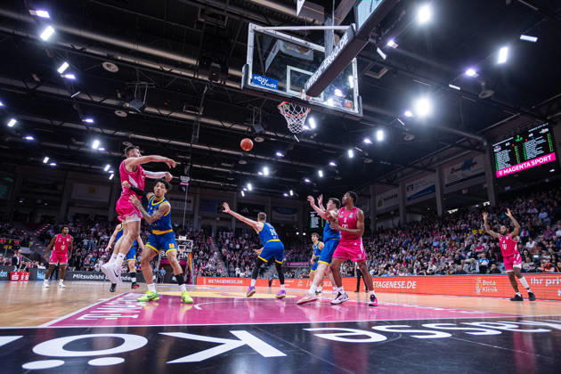 easyCredit Basketball Bundesliga, Telekom Baskets Bonn vs. Science City Jena, 09.10.2026 Leon Kratzer (Telekom Baskets Bonn 22) passt über die ganze Zone -- easyCredit Basketball Bundesliga, Telekom Baskets Bonn vs. Science City Jena, 09.10.2026, Telekom Dome Bonn Copyright: xBEAUTIFULxSPORTS Derixx