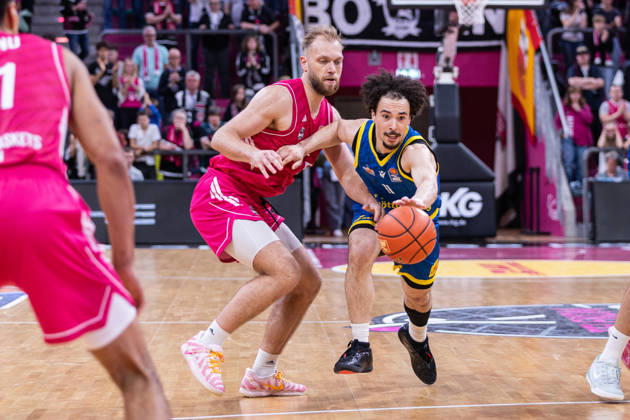 easyCredit Basketball Bundesliga, Telekom Baskets Bonn vs. Science City Jena, 09.10.2026 Isaiah Moses (Science City Jena 11) und Melvin Jostmann (Telekom Baskets Bonn 12) -- easyCredit Basketball Bundesliga, Telekom Baskets Bonn vs. Science City Jena, 09.10.2026, Telekom Dome Bonn Copyright: xBEAUTIFULxSPORTS Derixx