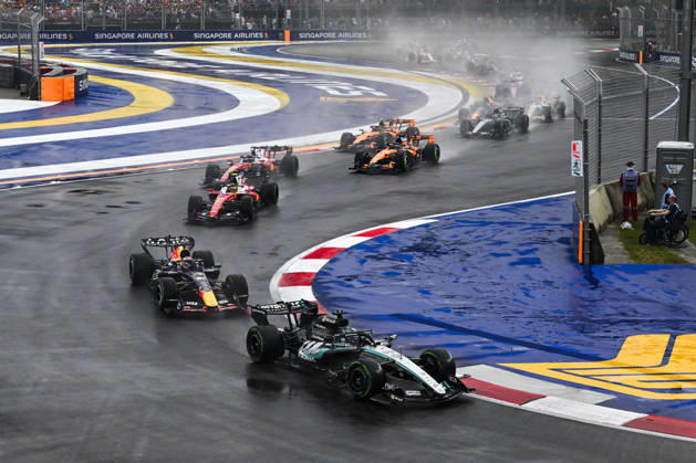 F1 - SINGAPORE GRAND PRIX 2026 63 RUSSELL George (gbr), Mercedes AMG F1 Team W17, action, 03 VERSTAPPEN Max (nld), Red Bull Racing Ford RB22, action, rain, pluie, start of the race, depart, during the 2026 Formula 1 Singapore Grand Prix, 17th round of the 2026 Formula One World Championship, WM, Weltmeisterschaft from October 9 to 11, 2026 on the Marina Bay Street Circuit, in Singapore, Singapore - SingaporeSingapore Copyright: xDPPIx