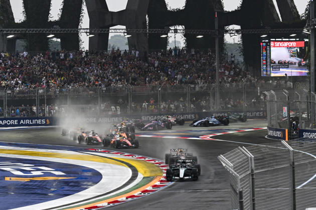 F1 - SINGAPORE GRAND PRIX 2026 63 RUSSELL George (gbr), Mercedes AMG F1 Team W17, action, 03 VERSTAPPEN Max (nld), Red Bull Racing Ford RB22, action, start of the race, depart, rain, pluie, during the 2026 Formula 1 Singapore Grand Prix, 17th round of the 2026 Formula One World Championship, WM, Weltmeisterschaft from October 9 to 11, 2026 on the Marina Bay Street Circuit, in Singapore, Singapore - SingaporeSingapore Copyright: xDPPIx