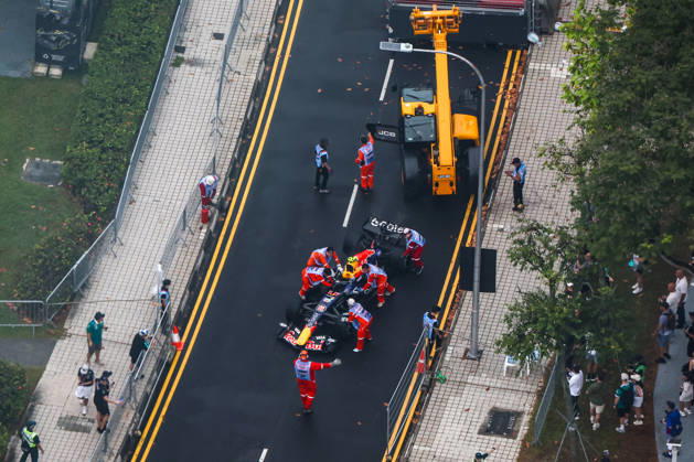2026 Formula 1 Singapore Grand Prix SINGAPORE - OCT 10: The car of Red Bull s driver Isack hadjar is towed away after it crashed, during the Sprint Session at the Formula One Grand Prix of Singapore, at the Marina Bay Street Circuit in Singapore, on October 10, 2026. Daniel Ceng Anadolu Singapore Singapore. Editorial use only. Please get in touch for any other usage.  Copyright: x2026xAnadoluxDanielxCengx