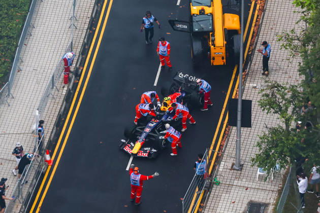 2026 Formula 1 Singapore Grand Prix SINGAPORE - OCT 10: The car of Red Bull s driver Isack hadjar is towed away after it crashed, during the Sprint Session at the Formula One Grand Prix of Singapore, at the Marina Bay Street Circuit in Singapore, on October 10, 2026. Daniel Ceng Anadolu Singapore Singapore. Editorial use only. Please get in touch for any other usage.  Copyright: x2026xAnadoluxDanielxCengx