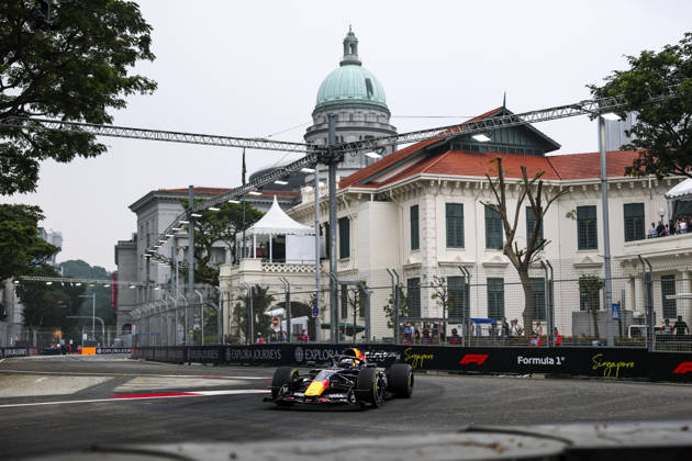 F1 - SINGAPORE GRAND PRIX 2026 03 VERSTAPPEN Max (nld), Red Bull Racing Ford RB22, action, rain, pluie, during the 2026 Formula 1 Singapore Grand Prix, 17th round of the 2026 Formula One World Championship, WM, Weltmeisterschaft from October 9 to 11, 2026 on the Marina Bay Street Circuit, in Singapore, Singapore - SingaporeSingapore  Copyright: xDPPIx