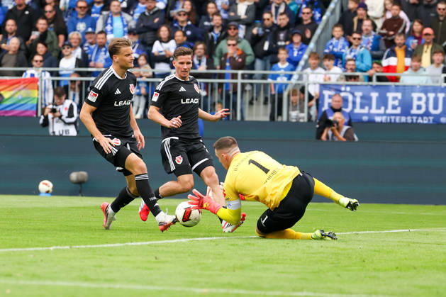2026.10.10 Fussball 2.Bundesliga SV Darmstadt 98 - Energie Cottbus v.l., Moritz Hannemann (Energie Cottbus), Goalkeeper, Torwart Marcel Schuhen (SV Darmstadt 98) battles for the Ball Copyright: HMBxMedia JoaquimxFerreira