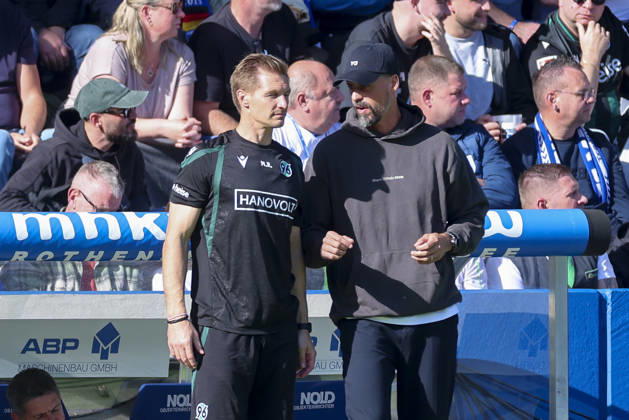 Torwarttrainer Michael Ratajczak (Hannover 96) und Trainer Sandro Wagner (Hannover 96) unterhalten sich waehrend des spiels der 2. Bundesliga zwischen 1. FC Magdeburg und Hannover 96, Avnet Arena am 10. October 2026 in Magdeburg, Deutschland. (Foto von Marco Steinbrenner DeFodi Images) +++ Torwarttrainer Michael Ratajczak (Hannover 96) und Trainer Sandro Wagner (Hannover 96) talk together during the 2nd Bundesliga match between 1. FC Magdeburg and Hannover 96 at Avnet Arena on October 10, 2026 in Magdeburg, Germany. (Photo by Marco Steinbrenner DeFodi Images) DFB DFL REGULATIONS PROHIBIT ANY USE OF PHOTOGRAPHS AS IMAGE SEQUENCES AND OR QUASI-VIDEO. (Photo by Marco Steinbrenner DeFodi Images) -