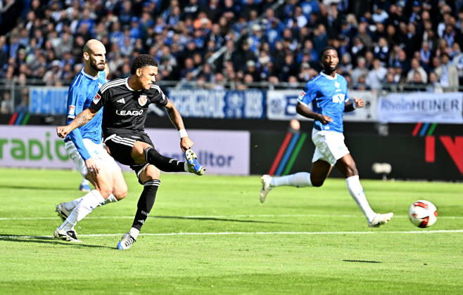 10.10.2026, xfux, Fussball 2.Bundesliga, SV Darmstadt 98 - Energie Cottbus v.l. Torschuetze Torschütze Justin Butler (FC Engerie Cottbus) Goal scored, Tor zum 0:1 (DFL DFB REGULATIONS PROHIBIT ANY USE OF PHOTOGRAPHS as IMAGE SEQUENCES and or QUASI-VIDEO) Darmstadt
