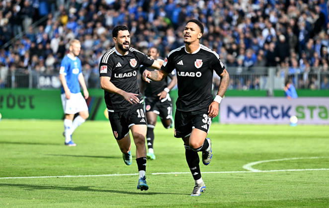 10.10.2026, xfux, Fussball 2.Bundesliga, SV Darmstadt 98 - Energie Cottbus v.l. Tolcay Cigerci (FC Engerie Cottbus), Torschuetze Torschütze Justin Butler (FC Engerie Cottbus) Torjubel, Jubel, Goal celebration, celebrate the goal zum 0:1 jubelnd bejubelt jubelt jubeln Jubel (DFL DFB REGULATIONS PROHIBIT ANY USE OF PHOTOGRAPHS as IMAGE SEQUENCES and or QUASI-VIDEO) Darmstadt