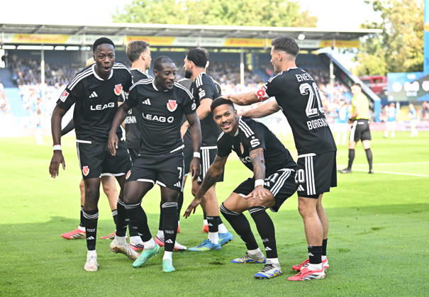 10.10.2026, xfux, Fussball 2.Bundesliga, SV Darmstadt 98 - Energie Cottbus v.l. King Manu (FC Engerie Cottbus), Christian Kinsombi (FC Engerie Cottbus), Torschuetze Torschütze Justin Butler (FC Engerie Cottbus), Axel Borgmann (FC Engerie Cottbus) Torjubel, Jubel, Goal celebration, celebrate the goal zum 0:1 jubelnd bejubelt jubelt jubeln Jubel (DFL DFB REGULATIONS PROHIBIT ANY USE OF PHOTOGRAPHS as IMAGE SEQUENCES and or QUASI-VIDEO) Darmstadt