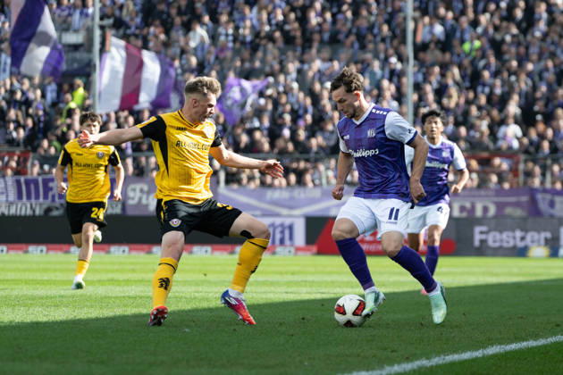 Robin Meißner 11 (Osnabrueck) im Zweikampf mit Jonas Sterner 32 (Dresden), VfL Osnabrueck vs. SG Dynamo Dresden, Fussball, 2. Liga, 07. Spieltag, 10.10.2026 DFL regulations prohibit any use of photographs as image sequences and or quasi-video Osnabrueck Niedersachsen Deutschland