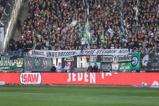 10.10.2026, xgox, Fussball, 2. Bundesliga, 1. FC Magdeburg - Hannover 96 v.l. Symbolfoto, Symbolbild, Symbol Fans, Zuschauer, Publikum, Tribuene Spruchband Banner Hannes unvergessen (DFL DFB REGULATIONS PROHIBIT ANY USE OF PHOTOGRAPHS as IMAGE SEQUENCES and or QUASI-VIDEO) Magdeburg