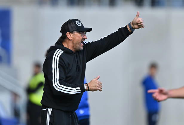 10.10.2026, xfux, Fussball 2.Bundesliga, SV Darmstadt 98 - Energie Cottbus v.l. Trainer Claus Dieter Wollnitz (FC Engerie Cottbus) gibt Anweisungen, gestikuliert, mit den Armen gestikulieren gives instructions, gesticulate, gesticolando. (DFL DFB REGULATIONS PROHIBIT ANY USE OF PHOTOGRAPHS as IMAGE SEQUENCES and or QUASI-VIDEO) Darmstadt