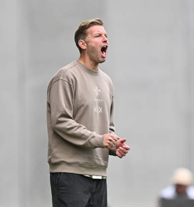 10.10.2026, xfux, Fussball 2.Bundesliga, SV Darmstadt 98 - Energie Cottbus v.l. Trainer Florian Kohfeldt (SV Darmstadt 98) enttaeuscht, enttaeuscht schauend, dissapointed gibt Anweisungen, gestikuliert, mit den Armen gestikulieren gives instructions, gesticulate, gesticolando. (DFL DFB REGULATIONS PROHIBIT ANY USE OF PHOTOGRAPHS as IMAGE SEQUENCES and or QUASI-VIDEO) Darmstadt