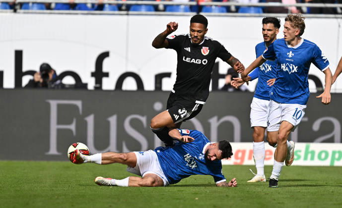 10.10.2026, xfux, Fussball 2.Bundesliga, SV Darmstadt 98 - Energie Cottbus v.l. Justin Butler (FC Engerie Cottbus), Marco Richter (SV Darmstadt 98), Nicolas Verkooijen (SV Darmstadt 98) (DFL DFB REGULATIONS PROHIBIT ANY USE OF PHOTOGRAPHS as IMAGE SEQUENCES and or QUASI-VIDEO) Darmstadt