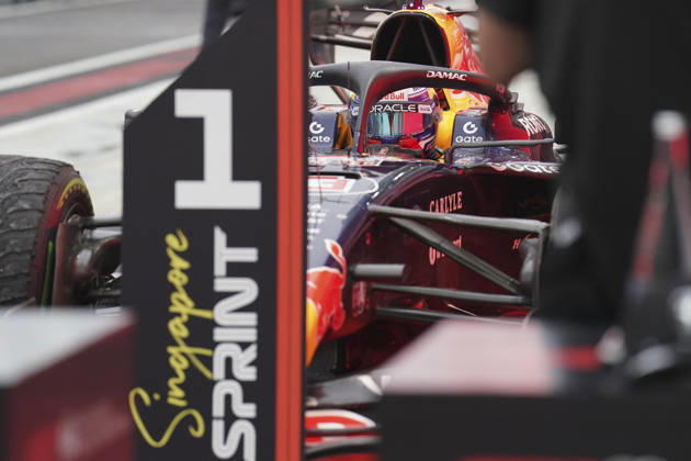 FORMULA 1 SINGAPORE AIRLINES SINGAPORE GRAND PRIX 2026 Max Verstappen (NED) 3 Red Bull Racing in parc ferme after winning the Sprint Race during the Formula 1 Singapore Airlines Singapore Grand Prix 2026, Round 17 of the 2026 Formula 1 World Championship, WM, Weltmeisterschaft from 9th - 11th October 2026 at the Marina Bay Street Circuit, Singapore. Credit: Robbie Hoad Every Second Media Editorial use only. All images are copyright Every Second Media Limited. No images may be reproduced without prior permission. Copyright: xIMAGO EveryxSecondxMediax ESM-2203-0505 RobbiexHoadx xEveryxSecondxMediax