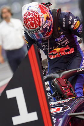 FORMULA 1 SINGAPORE AIRLINES SINGAPORE GRAND PRIX 2026 Max Verstappen (NED) 3 Red Bull Racing in parc ferme after winning the Sprint Race during the Formula 1 Singapore Airlines Singapore Grand Prix 2026, Round 17 of the 2026 Formula 1 World Championship, WM, Weltmeisterschaft from 9th - 11th October 2026 at the Marina Bay Street Circuit, Singapore. Credit: Robbie Hoad Every Second Media Editorial use only. All images are copyright Every Second Media Limited. No images may be reproduced without prior permission. Copyright: xIMAGO EveryxSecondxMediax ESM-2203-0512 RobbiexHoadx xEveryxSecondxMediax