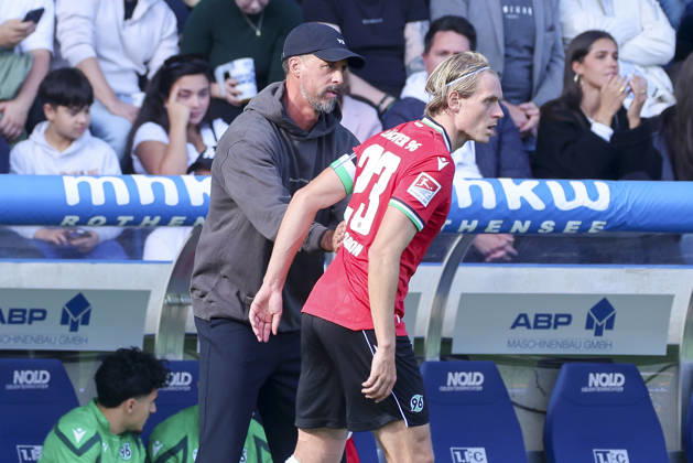 Trainer Sandro Wagner (Hannover 96) und Stefan Teitur Thordarson (Hannover 96) schauen enttaeuscht waehrend des spiels der 2. Bundesliga zwischen 1. FC Magdeburg und Hannover 96, Avnet Arena am 10. October 2026 in Magdeburg, Deutschland. (Foto von Marco Steinbrenner DeFodi Images) +++ Trainer Sandro Wagner (Hannover 96) und Stefan Teitur Thordarson (Hannover 96) look dejected during the 2nd Bundesliga match between 1. FC Magdeburg and Hannover 96 at Avnet Arena on October 10, 2026 in Magdeburg, Germany. (Photo by Marco Steinbrenner DeFodi Images) DFB DFL REGULATIONS PROHIBIT ANY USE OF PHOTOGRAPHS AS IMAGE SEQUENCES AND OR QUASI-VIDEO. (Photo by Marco Steinbrenner DeFodi Images) -
