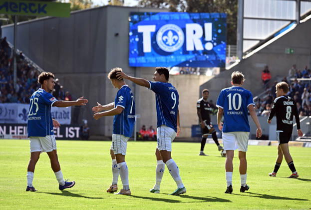 10.10.2026, xjhx, Fussball 2.Bundesliga, SV Darmstadt 98 - Energie Cottbus v.l. Noah Weißhaupt (SV Darmstadt 98) Goal scored, erzielt das Tor zum. 1:1 (DFL DFB REGULATIONS PROHIBIT ANY USE OF PHOTOGRAPHS as IMAGE SEQUENCES and or QUASI-VIDEO) Darmstadt