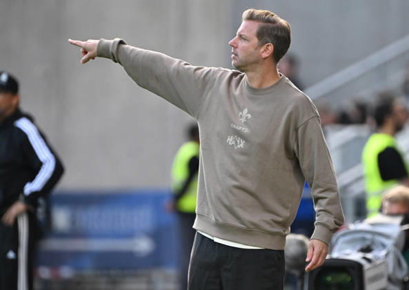 10.10.2026, xjhx, Fussball 2.Bundesliga, SV Darmstadt 98 - Energie Cottbus v.l. Trainer Florian Kohfeldt (SV Darmstadt 98) gibt Anweisungen (DFL DFB REGULATIONS PROHIBIT ANY USE OF PHOTOGRAPHS as IMAGE SEQUENCES and or QUASI-VIDEO) Darmstadt