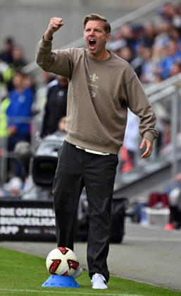 10.10.2026, xjhx, Fussball 2.Bundesliga, SV Darmstadt 98 - Energie Cottbus v.l. Trainer Florian Kohfeldt (SV Darmstadt 98) gibt Anweisungen (DFL DFB REGULATIONS PROHIBIT ANY USE OF PHOTOGRAPHS as IMAGE SEQUENCES and or QUASI-VIDEO) Darmstadt