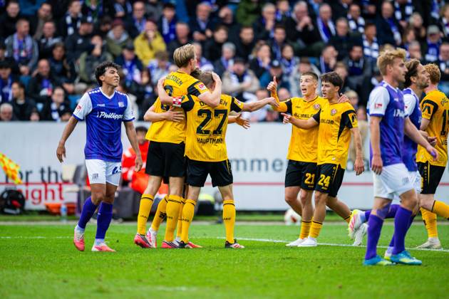 10.10.2026 - Fußball, 2026 2027, 2. Bundesliga, 7. Spieltag, VfL Osnabrück - SG Dynamo Dresden: Jubeltraube nach dem Tor zum 0:1 von Niklas Hauptmann (Dresden), (L) Jonathan Gomez (Osnabrück), (M-R) Vincent Vermeij (Dresden), Tobias Raschl (Dresden), Patrice Covic (Dresden) DFL REGULATIONS PROHIBIT ANY USE OF PHOTOGRAPHS AS IMAGE SEQUENCES AND OR QUASI-VIDEO.