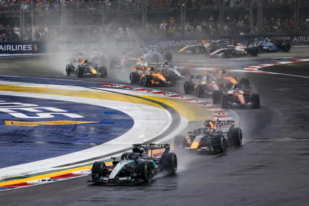 F1 - SINGAPORE GRAND PRIX 2026 Start of the sprint race, 63 RUSSELL George (gbr), Mercedes AMG F1 Team W17, action during the 2026 Formula 1 Singapore Grand Prix, 17th round of the 2026 Formula One World Championship, WM, Weltmeisterschaft from October 9 to 11, 2026 on the Marina Bay Street Circuit, in Singapore, Singapore - SingaporeSingapore  Copyright: xJulienxDelfossex