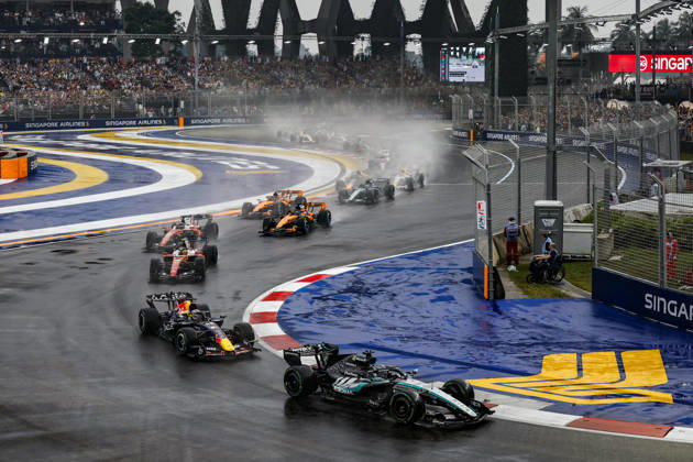 F1 - SINGAPORE GRAND PRIX 2026 Start of the sprint race, 63 RUSSELL George (gbr), Mercedes AMG F1 Team W17, action during the 2026 Formula 1 Singapore Grand Prix, 17th round of the 2026 Formula One World Championship, WM, Weltmeisterschaft from October 9 to 11, 2026 on the Marina Bay Street Circuit, in Singapore, Singapore - SingaporeSingapore  Copyright: xJulienxDelfossex